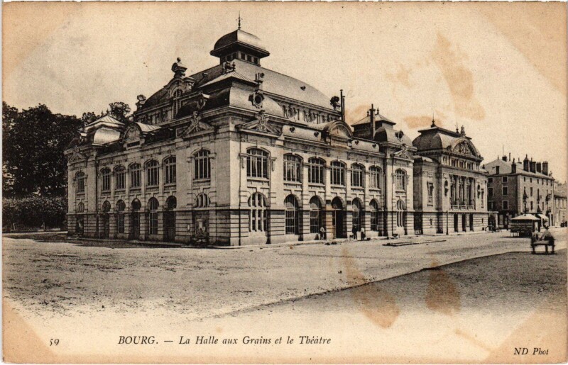 Carte postale ancienne Bourg en Bresse Halle aux Grains et le Theatre à Bourg-en-Bresse