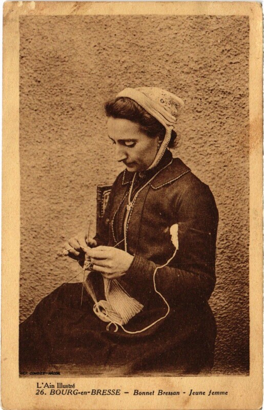 Carte postale ancienne Bourg en Bresse jeune femme à Bourg-en-Bresse