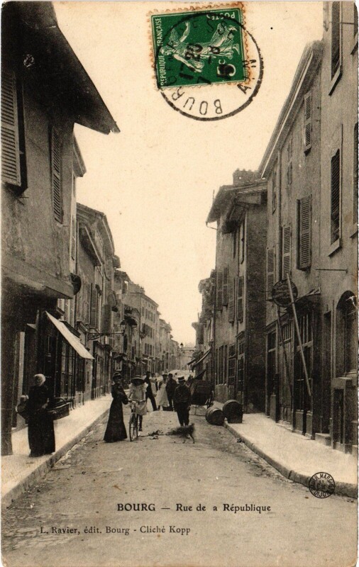 Carte postale ancienne Bourg en Bresse Rue de la Republique à Bourg-en-Bresse