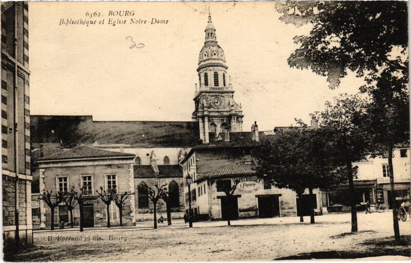 Carte postale ancienne Bourg en Bresse Bibliotheque et Eglise Notre Dame à Bourg-en-Bresse