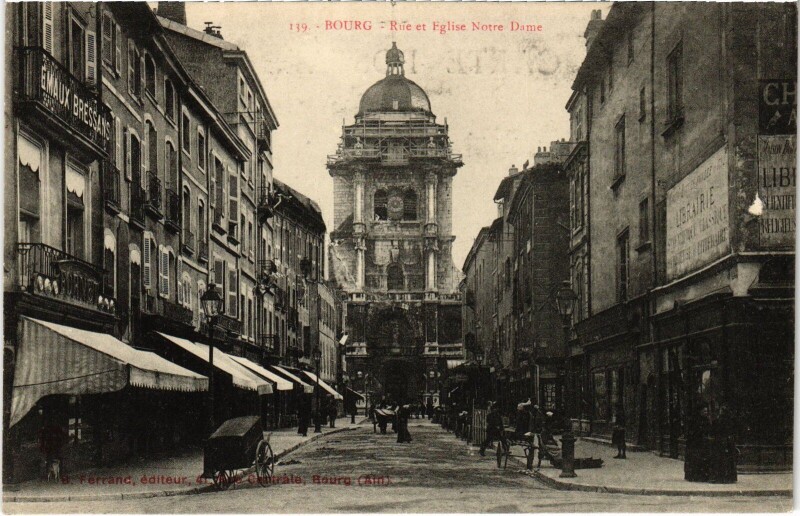 Carte postale ancienne Bourg en Bresse Rue et Eglise Notre Dame à Bourg-en-Bresse