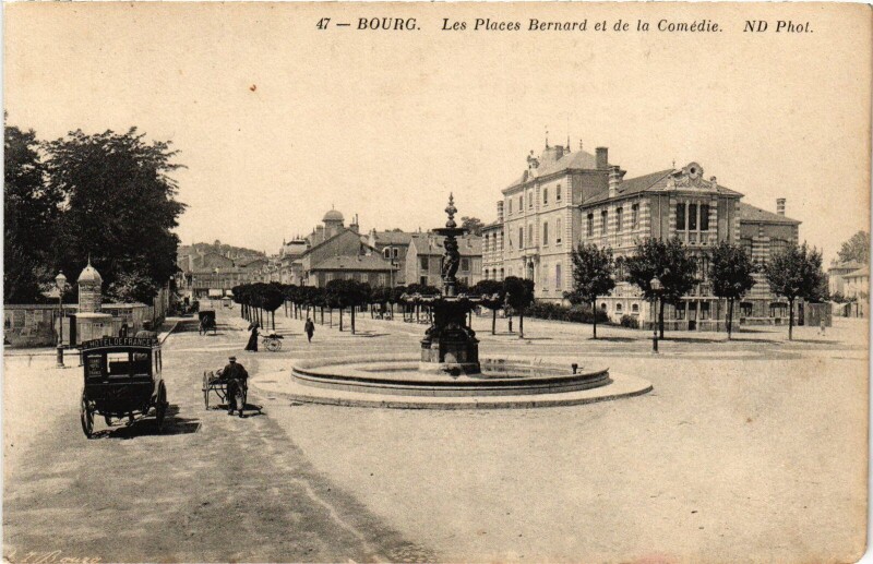 Carte postale ancienne Bourg en Bresse Les Places Bernard et dela Comedie à Bourg-en-Bresse