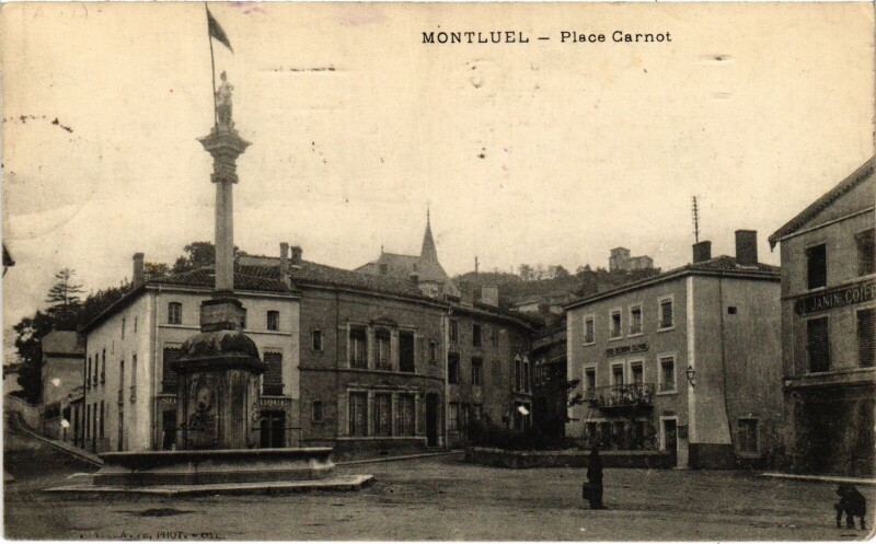 Carte postale ancienne Montluel Place Carnot à Montluel