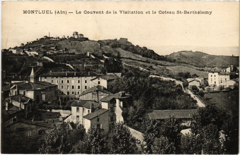 Carte postale ancienne Montluel Couvent de la Visitation et le Coteau Saint-Barthelemy à Montluel