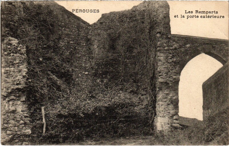 Carte postale ancienne Perouges Les Remparts et la porte exterieure