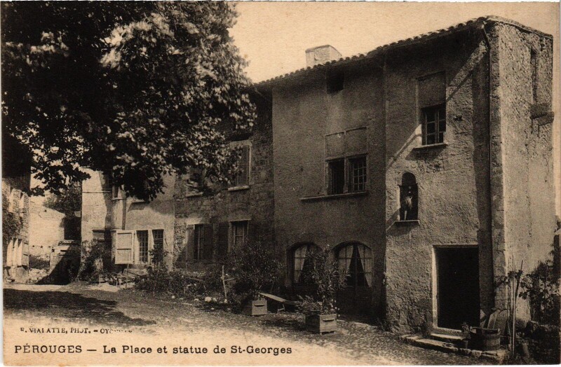 Carte postale ancienne Perouges Place et statue de Saint-Georges