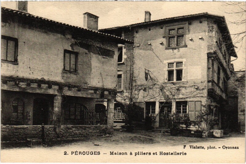 Carte postale ancienne Perouges Maison a piliers et Hostellerie