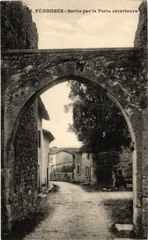 Carte postale ancienne Perouges Sortie par la porte exterieure