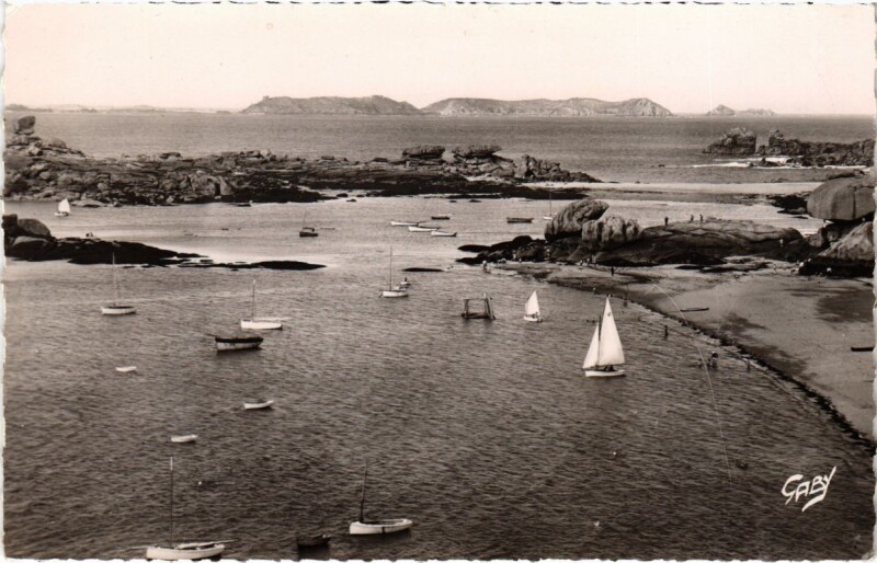 Carte postale ancienne Tregastel - Les Rochers de Coz-Pors à Trégastel