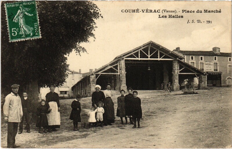 Carte postale ancienne Couhé-Vérac place du Marché Les Halles