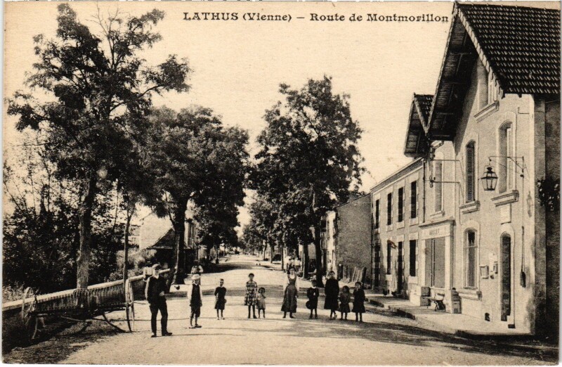 Carte postale ancienne Lathus Route de Montmorillon à Montmorillon