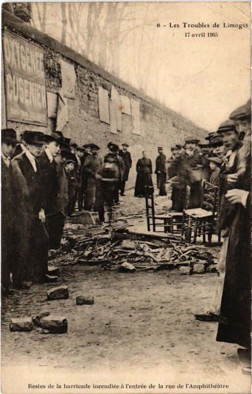 Carte postale ancienne 17 avril 1905 Les Troubles de Limoges Restes de la barricade à Limoges