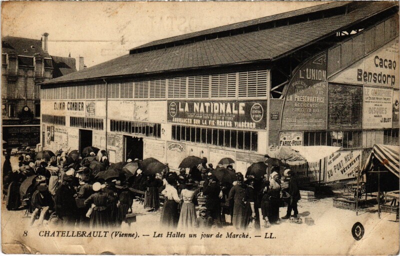 Carte postale ancienne Chatellerault Les Halles un jour de marché