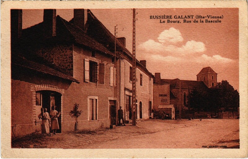 Carte postale ancienne Bussiere-Galant Le Bourg rue de la Bascule