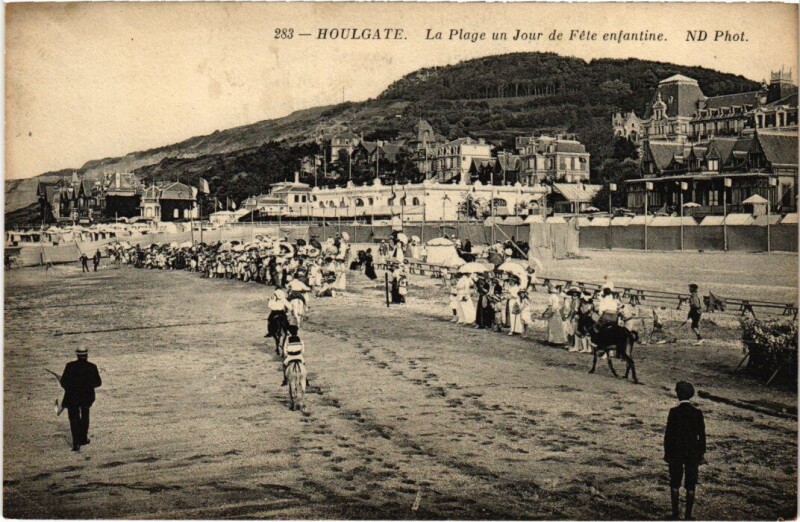 Carte postale ancienne Houlgate La Plage un Jour de Fete enfantine France à Houlgate
