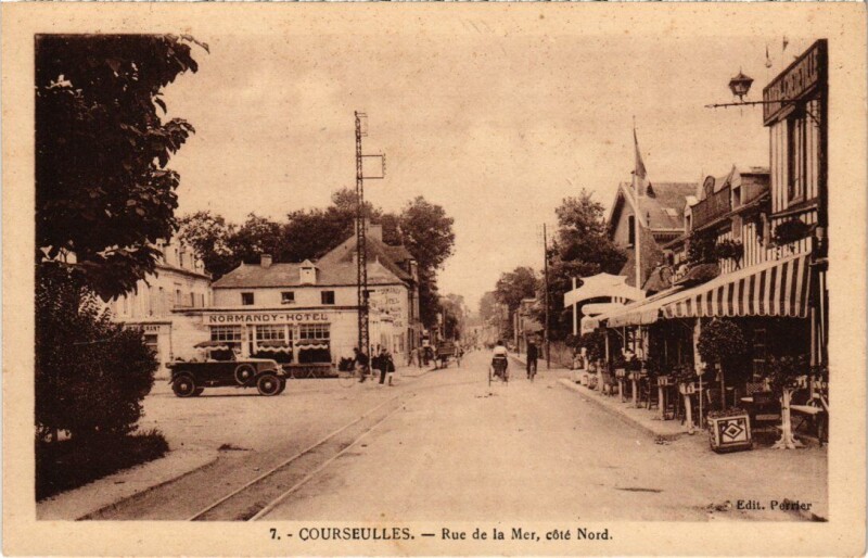 Carte postale ancienne Courseulles Rue de la Mer France