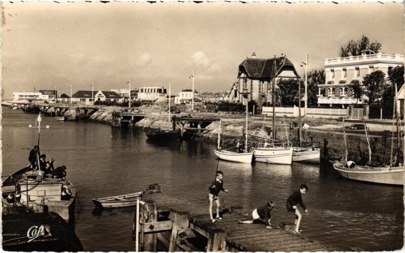 Carte postale ancienne Courseulles Le Port France