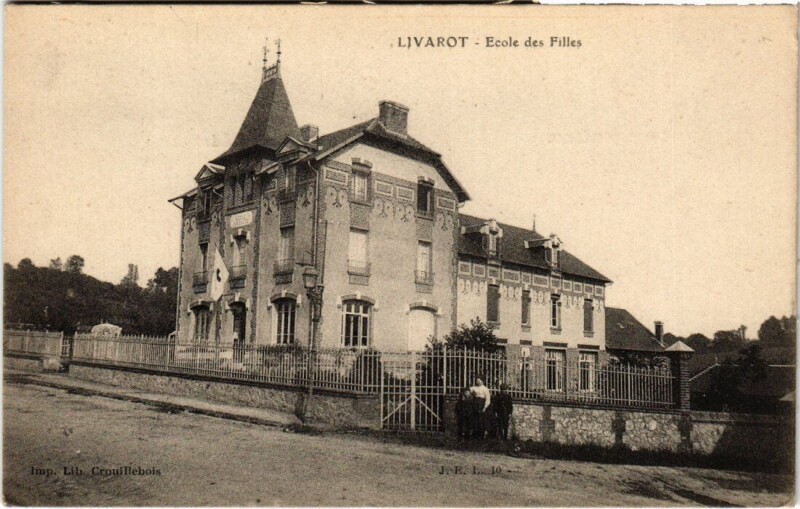 Carte postale ancienne Livarot Ecole des Filles France