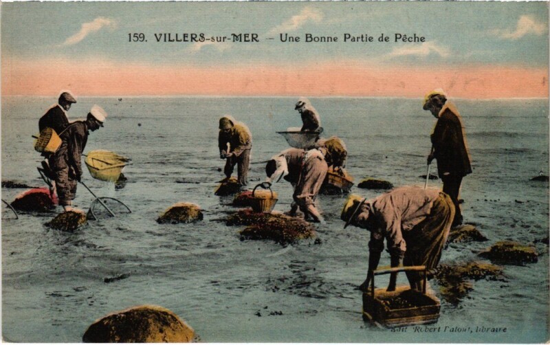 Carte postale ancienne Villers sur Mer Une Bonne Partie de Peche France à Villers-sur-Mer