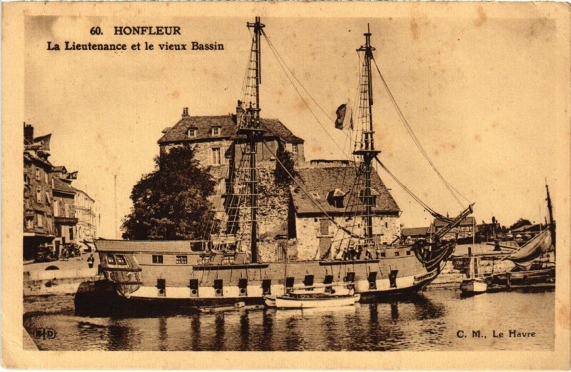 Carte postale ancienne Honfleur La Lieutenance et le vieux Bassin France à Honfleur
