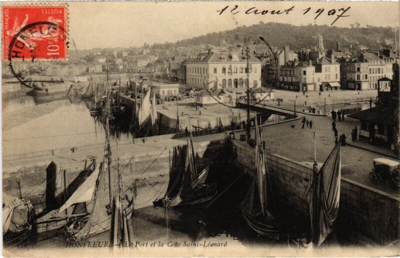 Carte postale ancienne Honfleur Le Port et la Cote Saint-Leonard France à Honfleur