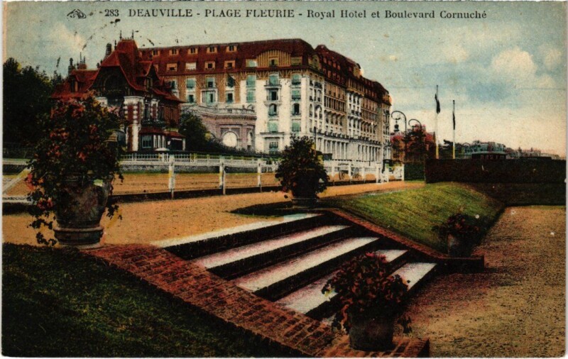 Carte postale ancienne Deauville Royal Hotel et Blvrd Cornuche France à Deauville