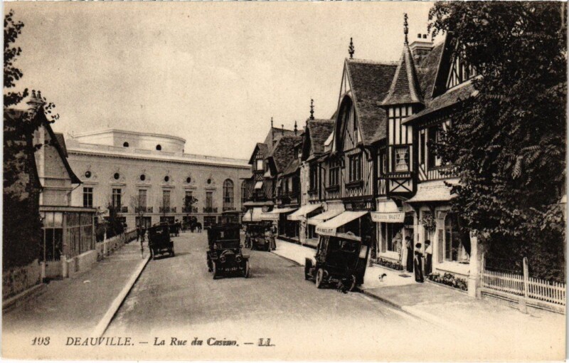 Carte postale ancienne Deauville La Rue du Casino France à Deauville