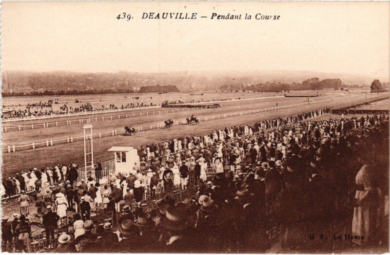 Carte postale ancienne Deauville Pendant la Course France à Deauville