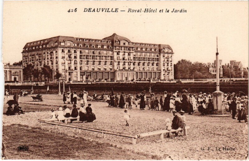 Carte postale ancienne Deauville Royal-Hotel et le Jardin France à Deauville