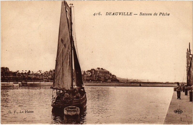 Carte postale ancienne Deauville Bateau de Peche France à Deauville