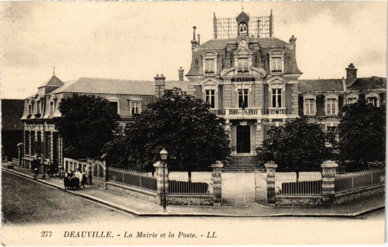 Carte postale ancienne Deauville La Mairie et la Poste France à Deauville