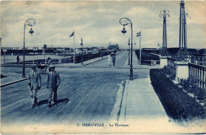 Carte postale ancienne Deauville La Terrasse France à Deauville