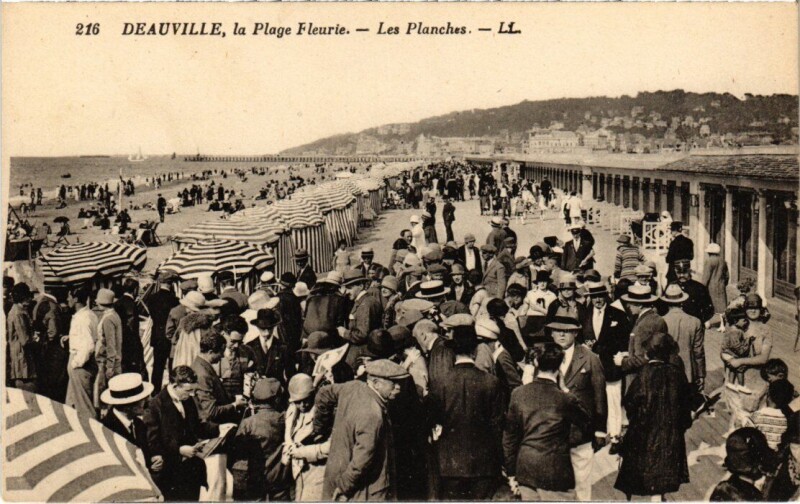 Carte postale ancienne Deauville Les Planches France à Deauville
