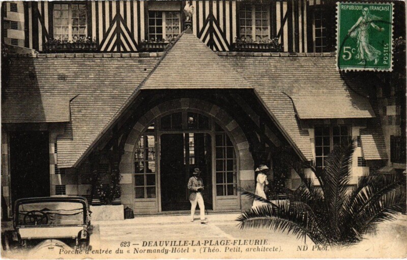 Carte postale ancienne Deauville Porche d'entree du Normany Hotel France à Deauville