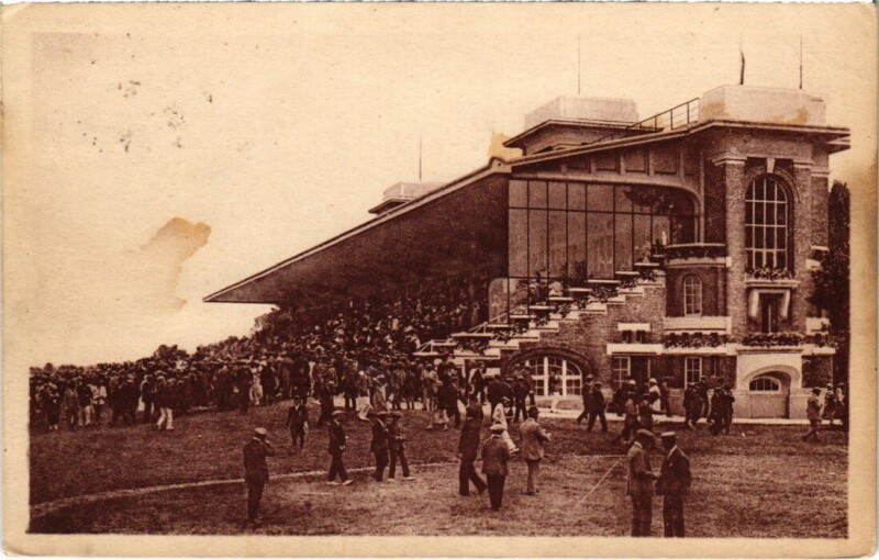 Carte postale ancienne Deauville Les Tribunes un Jour de Courses France à Deauville