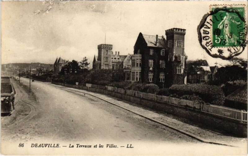 Carte postale ancienne Deauville La Terrasse et les Villas France à Deauville