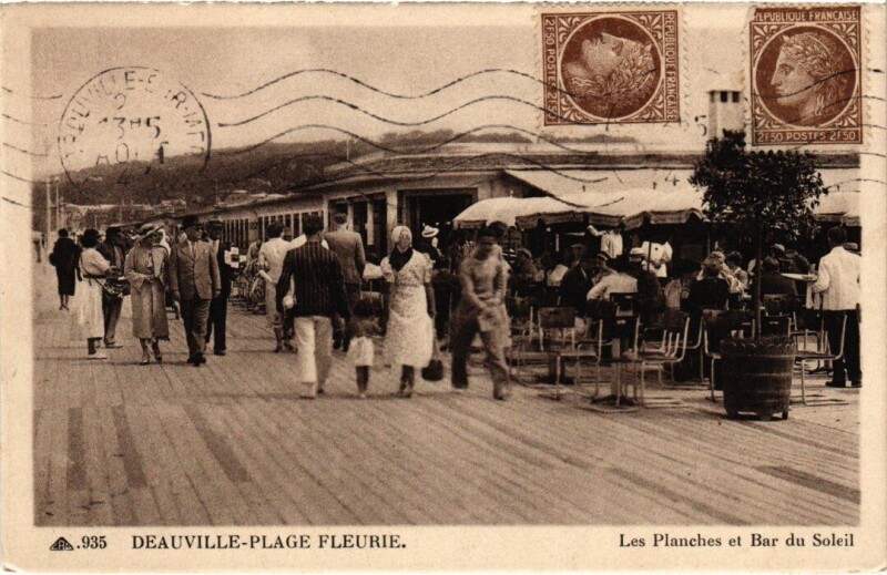 Carte postale ancienne Deauville Les Planches et Bar du Soleil France à Deauville