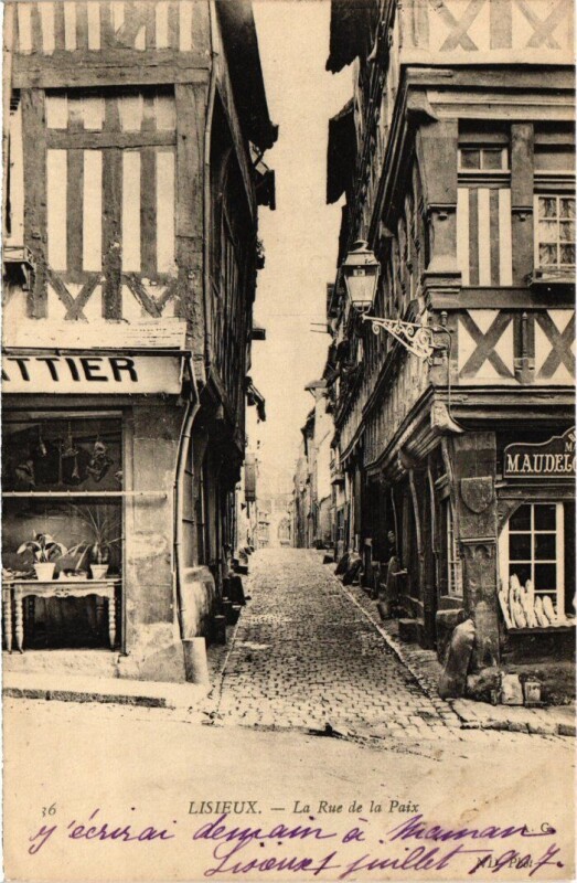 Carte postale ancienne Lisieux La Rue de la Paix France à Lisieux