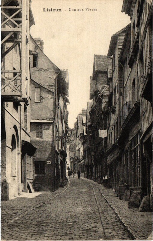 Carte postale ancienne Lisieux Rue aux Fevres France à Lisieux