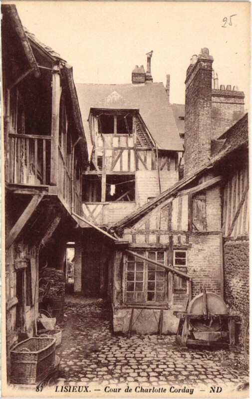 Carte postale ancienne Lisieux Cour de Charlotte Corday France à Lisieux