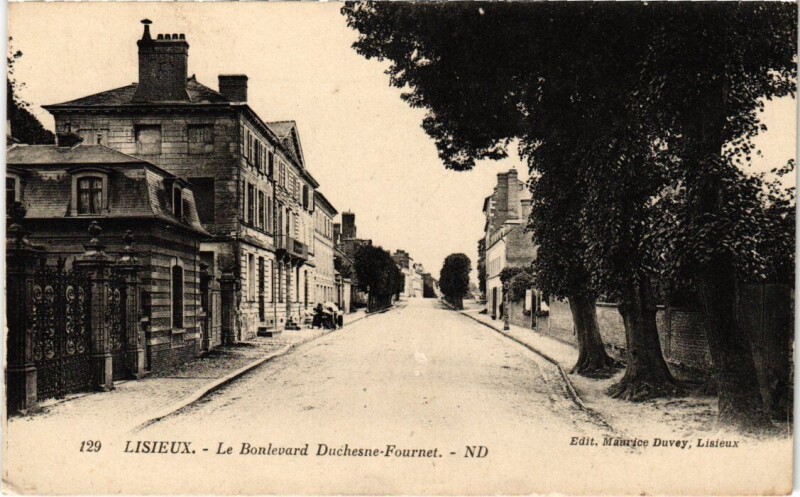Carte postale ancienne Lisieux Le Boulevard Duchesne-Fournet France à Lisieux