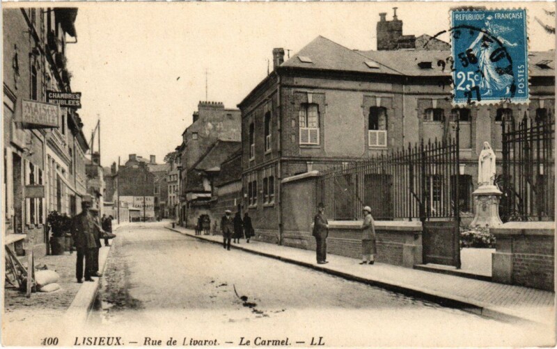 Carte postale ancienne Lisieux Rue de Livarot, Le Carmel France à Lisieux