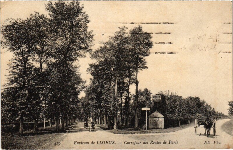 Carte postale ancienne Lisieux Carrefour des Routes de Paris France à Lisieux