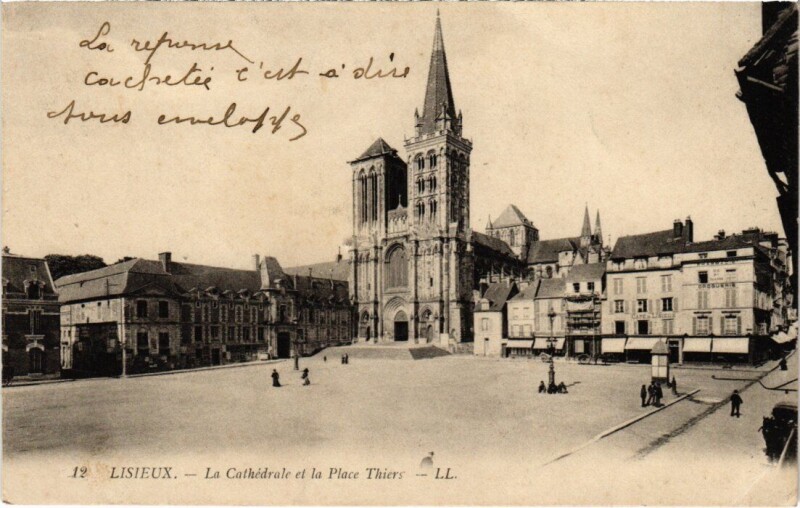 Carte postale ancienne Lisieux La Cathedrale et la Place Thiers France à Lisieux