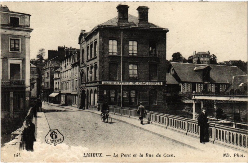 Carte postale ancienne Lisieux Le Pont et la Rue de Caen France à Lisieux
