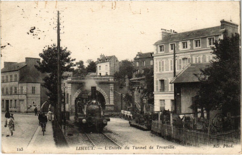 Carte postale ancienne Lisieux L'Entree du Tunnel France à Lisieux