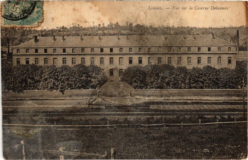 Carte postale ancienne Lisieux Vue sur la Caserne Delaunay France à Lisieux