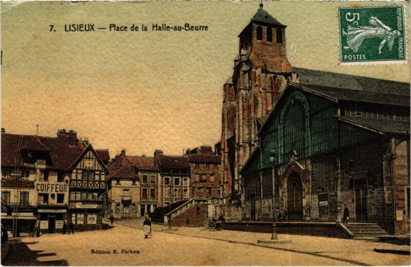 Carte postale ancienne Lisieux Place de la Halle au Beurre France à Lisieux