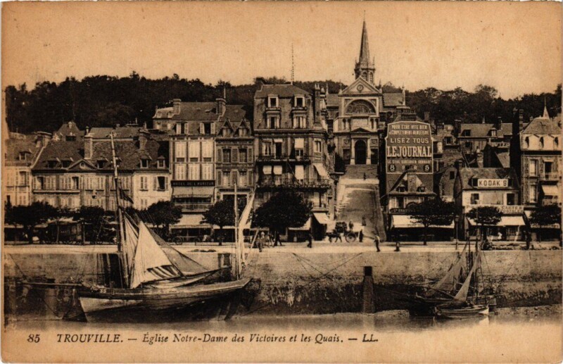 Carte postale ancienne Trouville Eglise Notre-Dame et les Quais France