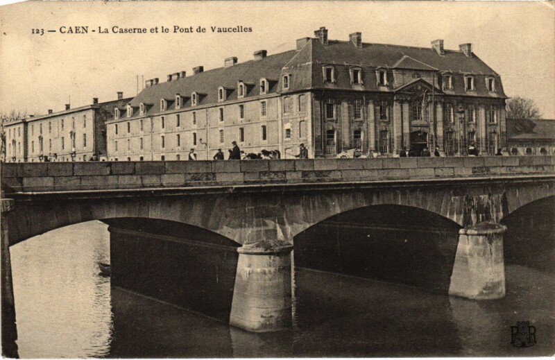 Carte postale ancienne Caen La Caserne et le Pont de Vaucelles France à Vaucelles
